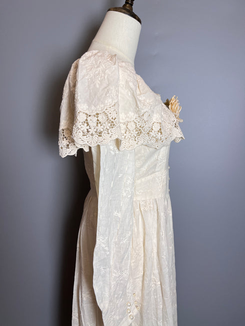 Vintage Cream Gunne Sax Dress with Lace Ruffled Collar and Buttoned Bodice – 70s-Inspired Gunne Sax Dress